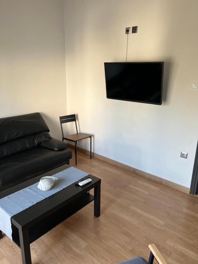 Above Apartments Near The Airport Артемида Екстериор снимка
