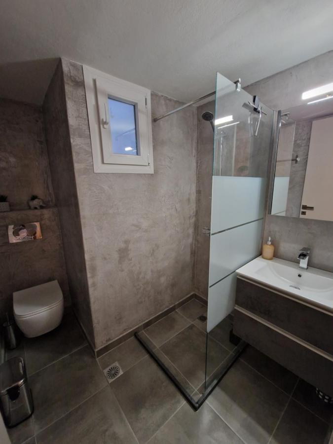Above Apartments Near The Airport Артемида Екстериор снимка