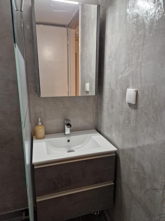 Above Apartments Near The Airport Артемида Екстериор снимка