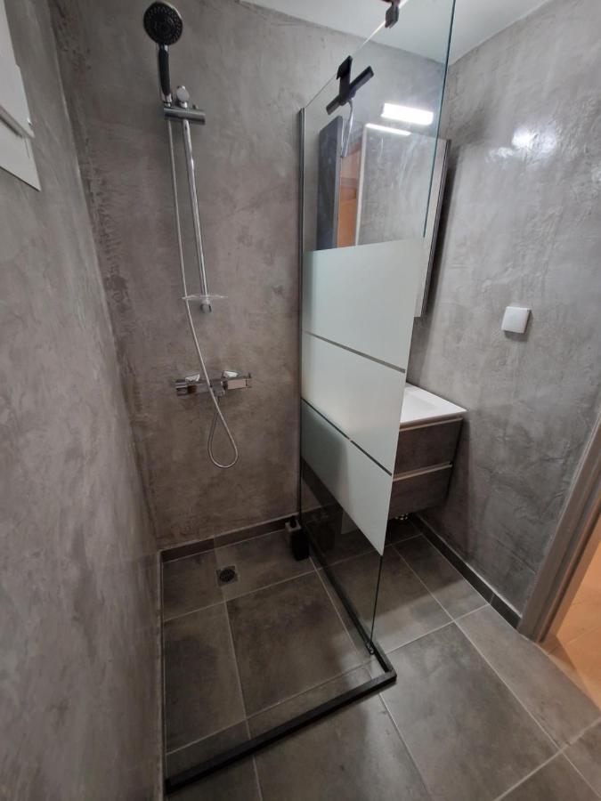 Above Apartments Near The Airport Артемида Екстериор снимка