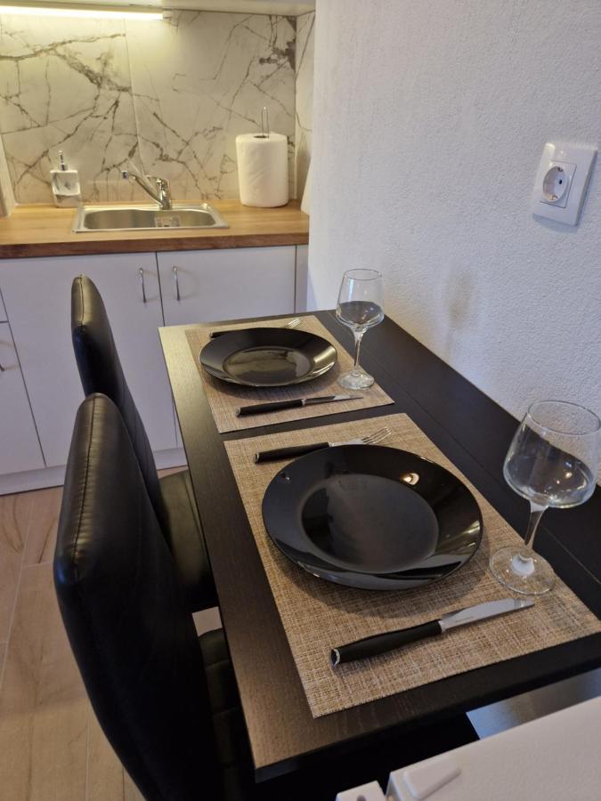 Above Apartments Near The Airport Артемида Екстериор снимка
